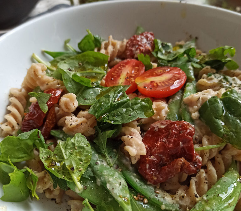 Pasta «Alfredo» con crema de alubia canela, guisantes de azúcar y tomates secos 