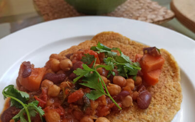 Chili de frijoles con tortitas de maíz caseras