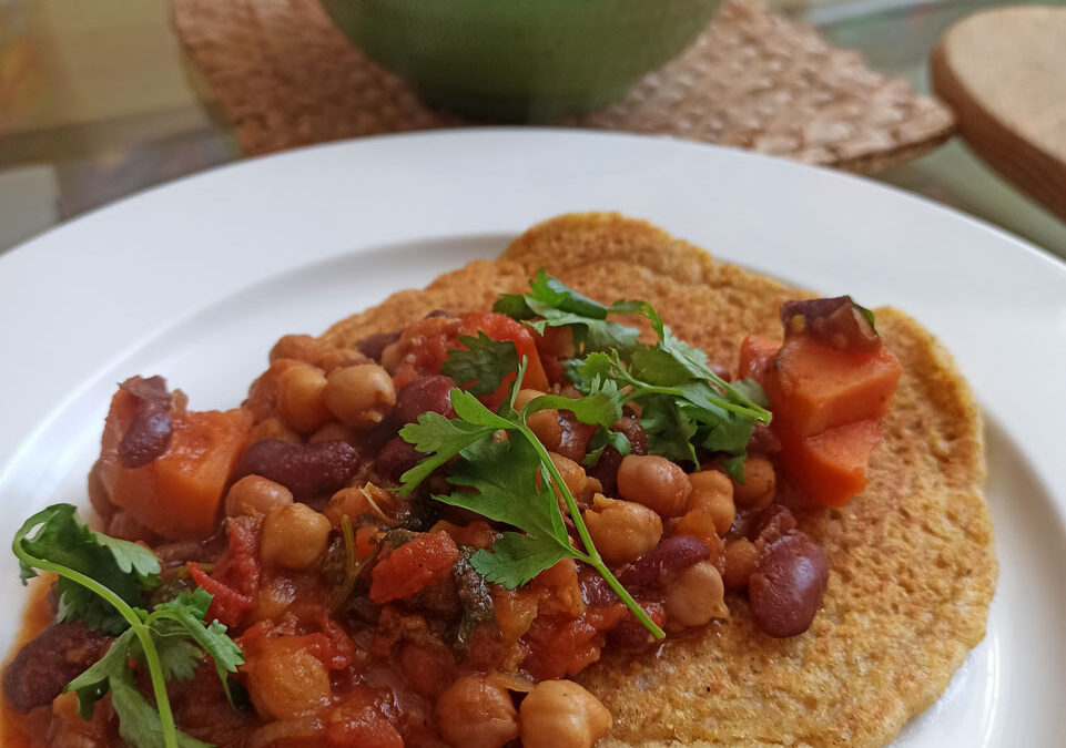 Chili de frijoles con tortitas de maíz caseras